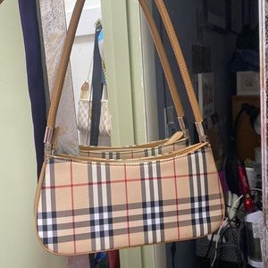 Look- a-like Burberry purse! Bought it good condition